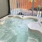 à 1,7km,golf à 900m,jacuzzi ,wifi,bbq