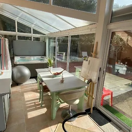 Villa A 1,7km,golf A 900m,jacuzzi ,wifi,bbq